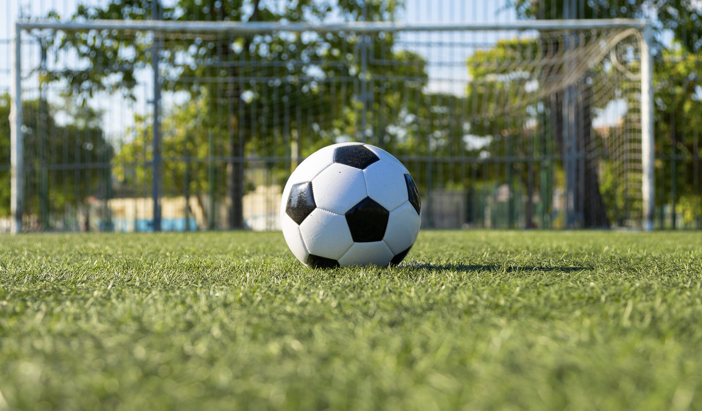 Desde 1º de janeiro de 2026, os clubes licenciados para as Séries A, B e C do Campeonato Brasileiro estão submetidos ao Sistema de Sustentabilidade Financeira (SSF), administrado pela Agência Nacional de Regulação e Sustentabilidade do Futebol (ANRESF). Apesar do nome, a Agência não é uma autarquia: integra o sistema privado e associativo do futebol brasileiro, com autonomia decisória prevista em regulamento e vinculação administrativa à CBF. O efeito mais imediato decorre da solvência. Obrigações assumidas a partir de 1º de janeiro de 2026 já estão sujeitas à aplicação plena, de modo que atrasos perante clubes, atletas, comissões técnicas, empregados, autoridades públicas ou a própria CBF podem gerar restrição ao registro de atletas. Os limites de déficit, custo do elenco e endividamento seguem cronograma gradual de implementação. Os primeiros casos mostram que a ANRESF já produz consequências concretas. São Paulo, Grêmio, Ponte Preta, Remo e a controvérsia Botafogo-SP/Náutico ilustram, respectivamente, cobrança de obrigação nova, salvaguardas em situação de insolvência, dever de transparência, efeitos da data de corte e regularização induzida.